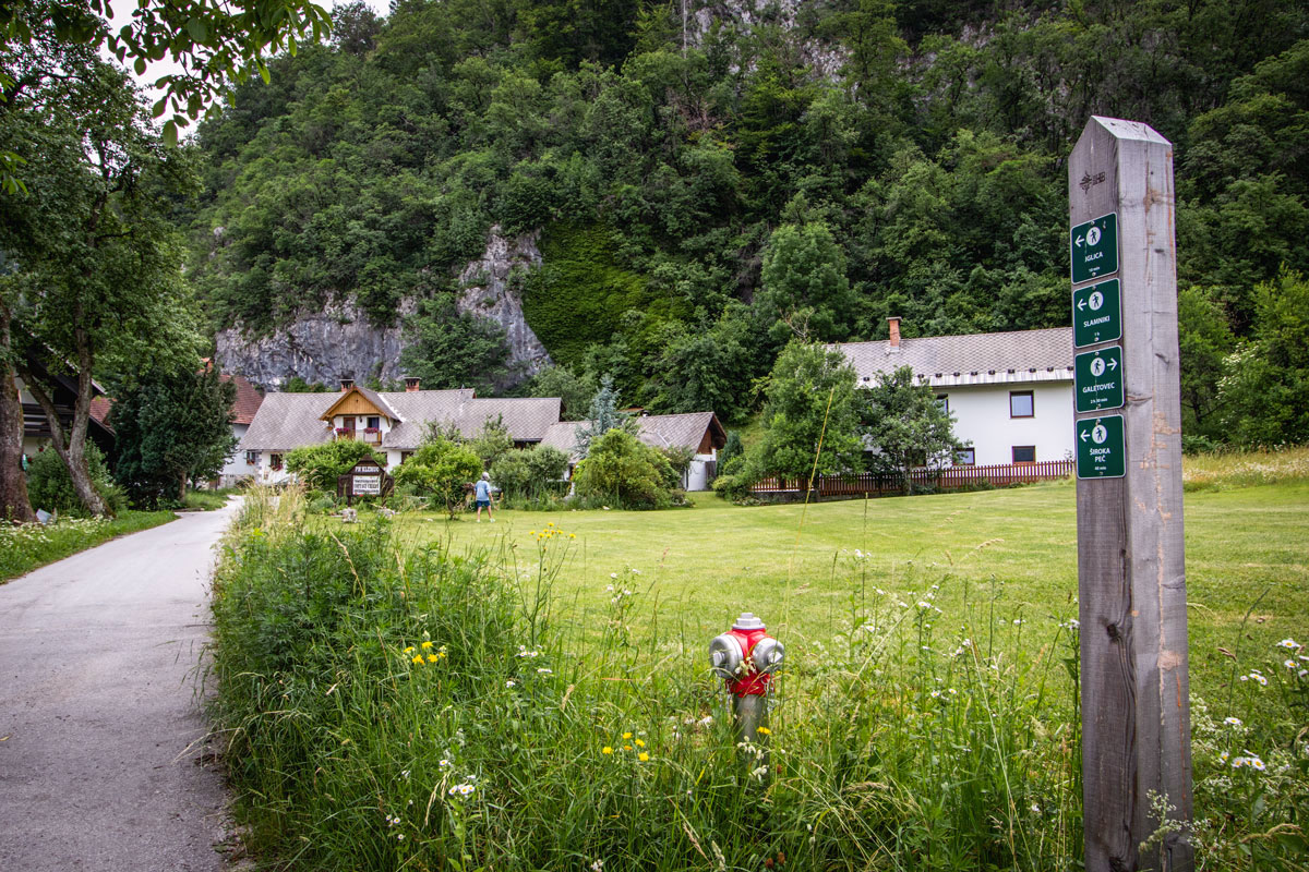A signposts poiting towards the Iglica Rock and Waterfall.